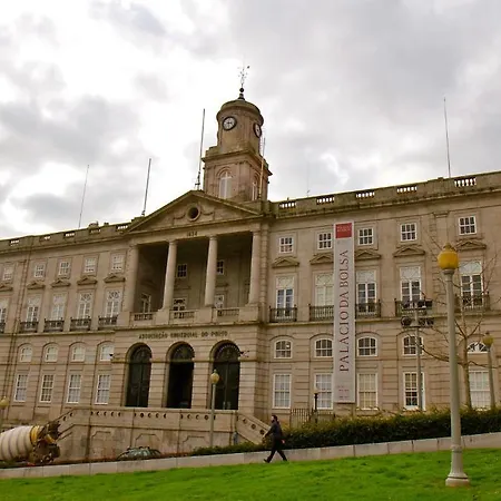 Low Cost Tourist - Palacio Da Bolsa *